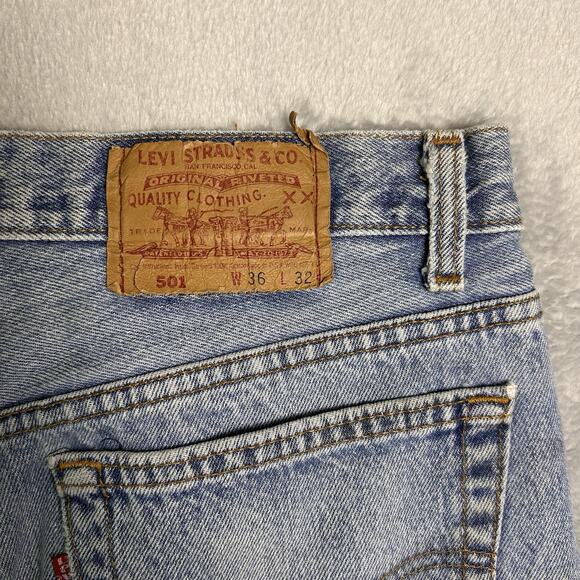 Levi’s 501 Jeans Women’s 36x32 High Rise Light Wash 90s Straight Leg *hole* - Picture 8 of 8